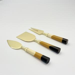 Juego de Cuchillos para Quitar Queso de Color Dorado de Primera Calidad con Mangos de Resina, Ideal para Uso en Restaurantes y Hoteles, Recubrimiento PVD Dorado - Product Image 4