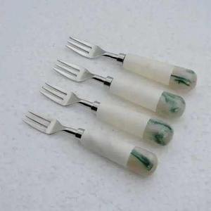 Ensemble de cuillères à manche en résine durable, couverts en acier inoxydable pour la cuisine, la table à manger, la maison et les hôtels par Madiha Art And Crafts - Product Image 5