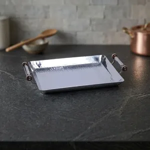 Plateau de service rectangulaire en argent martelé avec poignées latérales polies et élégantes, accentuées de boutons marron foncé. - Product Image 4