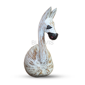 Sculpture d'animal en bois sculpté à la main, cheval blanc rustique en noix de coco à long cou, décoration d'intérieur - Product Image 1