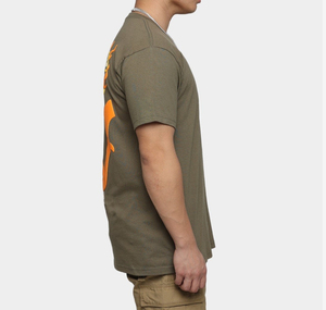 T-shirt en jersey de coton à manches courtes et col rond pour homme, vert olive, avec imprimé orange au dos, coupe décontractée, longueur normale - Product Image 1