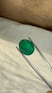 Émeraude naturelle zambienne de 5,35 carats, taille ovale, pierre précieuse non montée |   Pierre précieuse verte de qualité supérieure pour la fabrication de bijoux fins et la vente en gros - Product Image 2