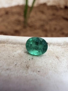 Piedra Preciosa de Esmeralda Zambiana Natural de 0.66 Quilates, Corte Ovalado Verde Intenso, Facetada, Suelta, para Joyería - Product Image 4