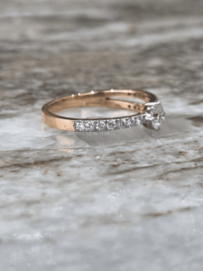 แหวนเพชรทรงกลมเจียระไนแบบบริลเลียนท์ 14K โรสโกลด์ ได้รับการรับรองจาก IGI สำหรับผู้หญิง ดีไซน์แบบแยกก้าน ประดับเพชรสำหรับงานหมั้น - Product Image 3