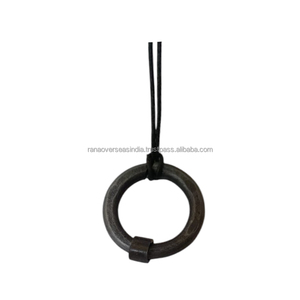 Collar con colgante de hierro Pieza de joyería moderna y elegante perfecta para todas las ocasiones disponible en diversos estilos y tamaños - Product Image 4