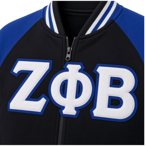 Chaqueta Varsity de Forro Polar Zeta Negra con Mangas en Contraste Azul, Cierre Completo, Letra Bordada, Ribete Acanalado, Prenda Exterior Cálida Informal Premium - Product Image 5