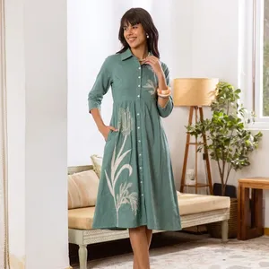 Robe chemise mi-longue brodée vert sauge pour femme, boutonnée sur le devant, manches trois quarts, motif floral, longueur mi-longue, tenue décontractée et élégante - Product Image 1
