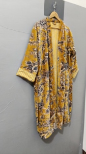 Manteau long réversible en velours jaune à motifs floraux, épais et écologique, pour femme, style portefeuille, manches classiques, idéal hiver/printemps - Product Image 3