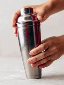 Coctelera de Acero Inoxidable Refinado con Cierre Seguro y Cuerpo Pulido para Mezclar Bebidas Profesionalmente - Product Image 4