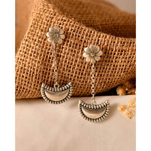 Pendientes Colgantes de Plata con Jazmín de Jaipur, India, Modelo MTER537, Marca Meera - Product Image 3