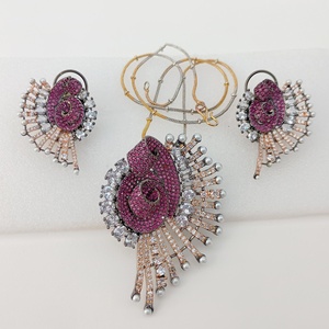 Ensemble collier et boucles d'oreilles de mariée en laiton plaqué or avec pierres précieuses, design bohème indien tendance pour femmes - Product Image 3