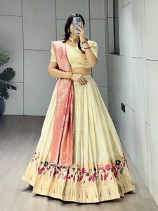 Lehenga Choli en soie Paithani de créateur avec richesse de broderies Zari et dupatta contrastant – Collection ethnique - Product Image 2