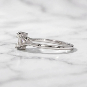 แหวนเพชรทรงคุชชั่น 1 กะรัต เพาะเลี้ยงในห้องปฏิบัติการ ตัวเรือนทองคำแท้ 18K แบบหนามเตย คลาสสิกสำหรับผู้หญิง ได้รับการรับรองจาก GIA - Product Image 3