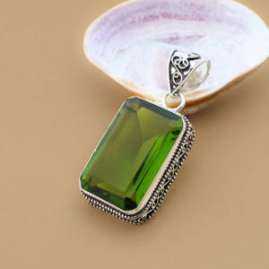 Colgante rectangular con piedra preciosa verde peridoto – Colgante relleno de plata - Product Image 2