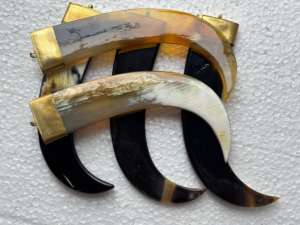 Colgantes de Cuerno Natural con Tapa de Latón Pulido, Dijes Curvos de Joyería Tribal, Conífera Negra - Product Image 2