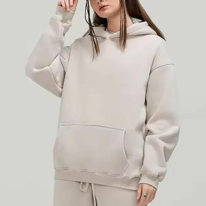 Sweat-shirt à capuche noir personnalisé pour femme, manches longues, style décontracté, avec rayures jaunes sur les poignets et les poches avant, en coton tricoté, OEM - Product Image 2