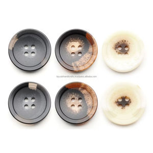 Botones de camisa con reverso plano de 4 agujeros naturales al por mayor, botones de cuerno personalizados, decoración de malla para coser técnicas de chapado sostenibles - Product Image 5