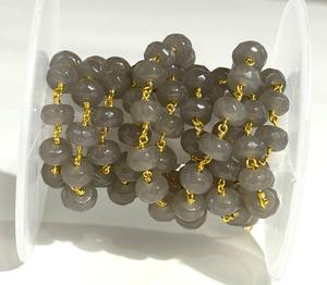 Cadena de cuentas de piedras preciosas grises naturales de 8 mm, cadena de rosario envuelta en alambre chapado en oro, suministros para hacer joyas DIY - Product Image 1