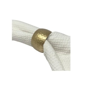 Ensemble d'anneaux de serviette en aluminium texturé martelé doré, modernes et luxueux, durables, écologiques, accessoires de table décoratifs pour mariages. - Product Image 1