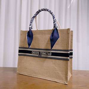 Sac de shopping en jute tendance avec logo personnalisé imprimé pour l'emballage de détail moderne - Product Image 1