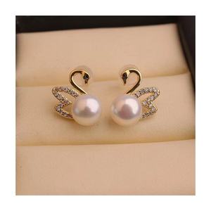Boucles d'oreilles en forme de cygne plaqué or avec perles et accents de diamants, style vintage, unisexe, cadeau romantique pour mariage et bijoux de fête - Product Image 1