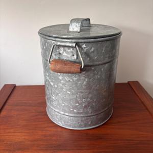 Seau à glace rustique galvanisé avec poignées en bois, idéal pour les événements, les mariages, les bars à domicile, le refroidissement des boissons et le service lors de fêtes - Product Image 4