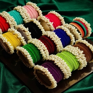 Ensemble de bracelets noirs ornés de perles dorées avec un motif diamanté pour femmes - Product Image 1