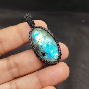 Collier artisanal en argent sterling, style bohème hippie, micro-macramé, avec pendentif ovale vert en labradorite serti clos, pour fiançailles - Product Image 1