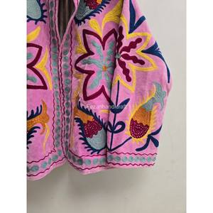 Chaqueta de Terciopelo Rosa Bebé, Chaqueta con Bordado Uzbeko, Chaqueta Corta Cosida a Mano, Chaqueta Estilo Boho Chic con Dos Bolsillos Laterales - Product Image 3