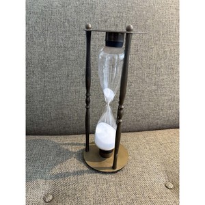 Reloj de Arena Portátil Ecológico Hecho a Mano con Marco Metálico, Diseño Moderno de Mediados de Siglo para una Medición Precisa del Tiempo - Product Image 1