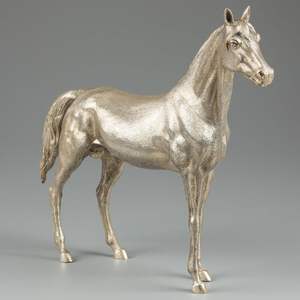 Escultura de Caballo en Aluminio Fundido, Elegante Decoración para el Hogar con Acabado Metálico Liso y Detalles Artísticos - Product Image 2