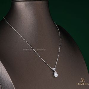Collier moderne en or massif 18 carats avec diamant étincelant de laboratoire taillé poire et triangle, certifié IGI, pour femme - Product Image 4