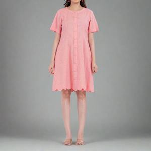 เดรสผ้าฝ้ายทอทรงเอไลน์สีชมพูสำหรับผู้หญิง คุณภาพส่งออก ติดกระดุม ชายกระโปรงตรง ระบายอากาศได้ดี เป็นมิตรกับสิ่งแวดล้อม ดีไซน์เก๋ไก๋สำหรับฤดูร้อน - Product Image 1
