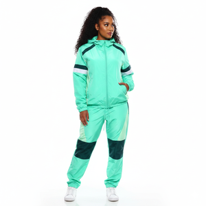 Conjunto de dos piezas para mujer: Sudadera con capucha OEM personalizada, top corto de chándal con media cremallera, chaqueta cortavientos y pantalones para gimnasio. - Product Image 3