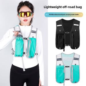 Gilet d'hydratation noir avec dos en maille et bretelles réglables pour la randonnée et les activités de plein air, construction en nylon durable - Product Image 4