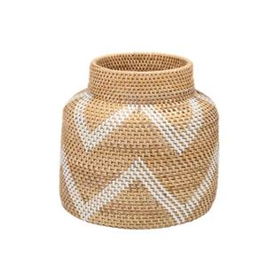 Vase sphérique en rotin tressé, orné de garnitures en cuir brun foncé, vendu en lot, disponible à prix de gros. - Product Image 2