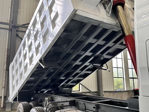 Camion à benne basculante 6x4 d'occasion avec une capacité de charge élevée et des performances efficaces - Product Image 4