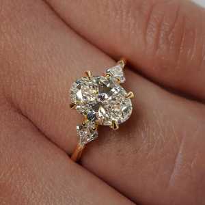 Bague de fiançailles à trois pierres en diamant ovale cultivé en laboratoire de 2 carats, certifiée IGI - Product Image 1