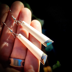 ต่างหูทำจากกระดูกชาวเมารี แกะสลักด้วยมือขัดเงา เป็นมิตรกับสิ่งแวดล้อม รูปทรงหยดน้ำ ด้านล่างประดับเปลือกหอยเป๋าฮื้อ ผลิตโดย Zehra Industries ของขวัญแต่งงาน งานสั่งทำพิเศษ - Product Image 2