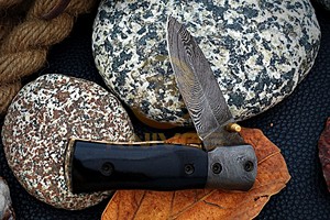 Couteau pliant de poche artisanal en acier Damas OEM personnalisé, pointe tombante, manche en résine, pour camping, chasse, EDC, avec étui en cuir - Product Image 4