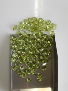 Peridoto natural de 6x4 mm, corte pera, gemas sueltas de la mejor calidad para la fabricación de joyas - Product Image 4