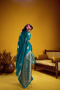 Sari de mariée en tissu léger de créateur pour les fêtes, les événements et les célébrations spéciales pour les mariages indiens et pakistanais - Product Image 2