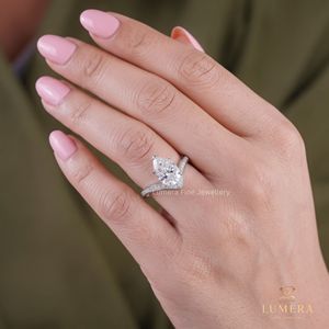 Bague élégante en or massif ou argent avec diamant taille poire, style fiançailles, bande pavée en chevron en V pour femme, vente en gros - Product Image 3