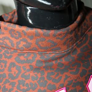 Sweat-shirt à col montant KASH PANTHER 100% ROSE CLAIR avec broderie appliquée, col large, fils fins - Product Image 4