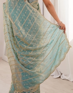 Sari Tradicional de Seda y Viscosa Azul KV con Adornos y Blusa sin Coser para Fiestas - Product Image 5
