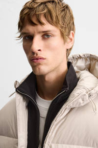 เสื้อแจ็คเก็ตพัฟเฟอร์สีเทาไข่มุกปักลายโลโก้แบบกำหนดเอง ทรงปกติ คอตั้ง กระเป๋าซิป เสื้อกันหนาวบุขนเป็ดสำหรับผู้ชาย - Product Image 4