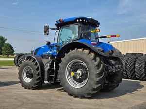 Tractor Agrícola T7 |   Tractor de Ruedas 4x4 de Alto Rendimiento con Motor FPT |   Transmisión de 230 HP, confiable y duradera - Product Image 4