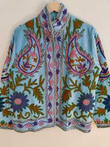 Veste en velours Suzani – Manteau floral brodé style bohème, veste tribale ouzbèke artisanale, vêtement d'extérieur artistique et affirmé - Product Image 5