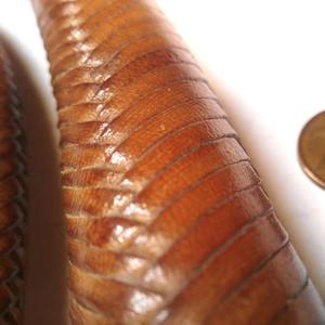แส้หนัง PU สีน้ำตาลพร้อมด้ามจับแบบถักสำหรับขี่ม้า - Product Image 2