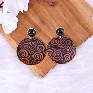Boucles d'oreilles pendantes en résine avec onyx noir naturel et nacre |   Argent sterling 925 - Product Image 2